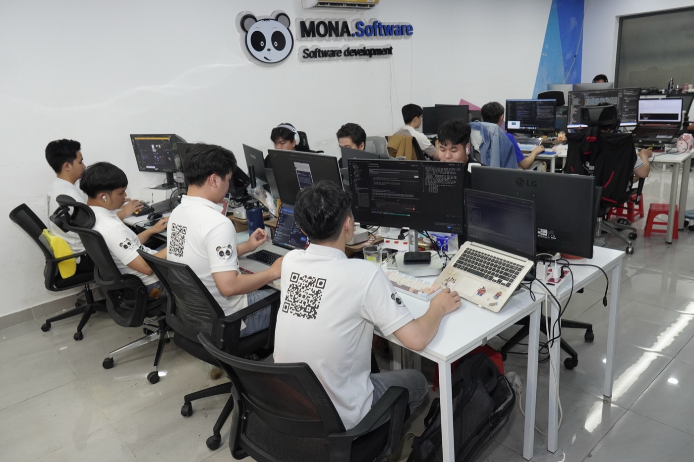 Văn phòng đội ngũ kỹ sư MONA làm việc dưới biển thương hiệu MONA.Software