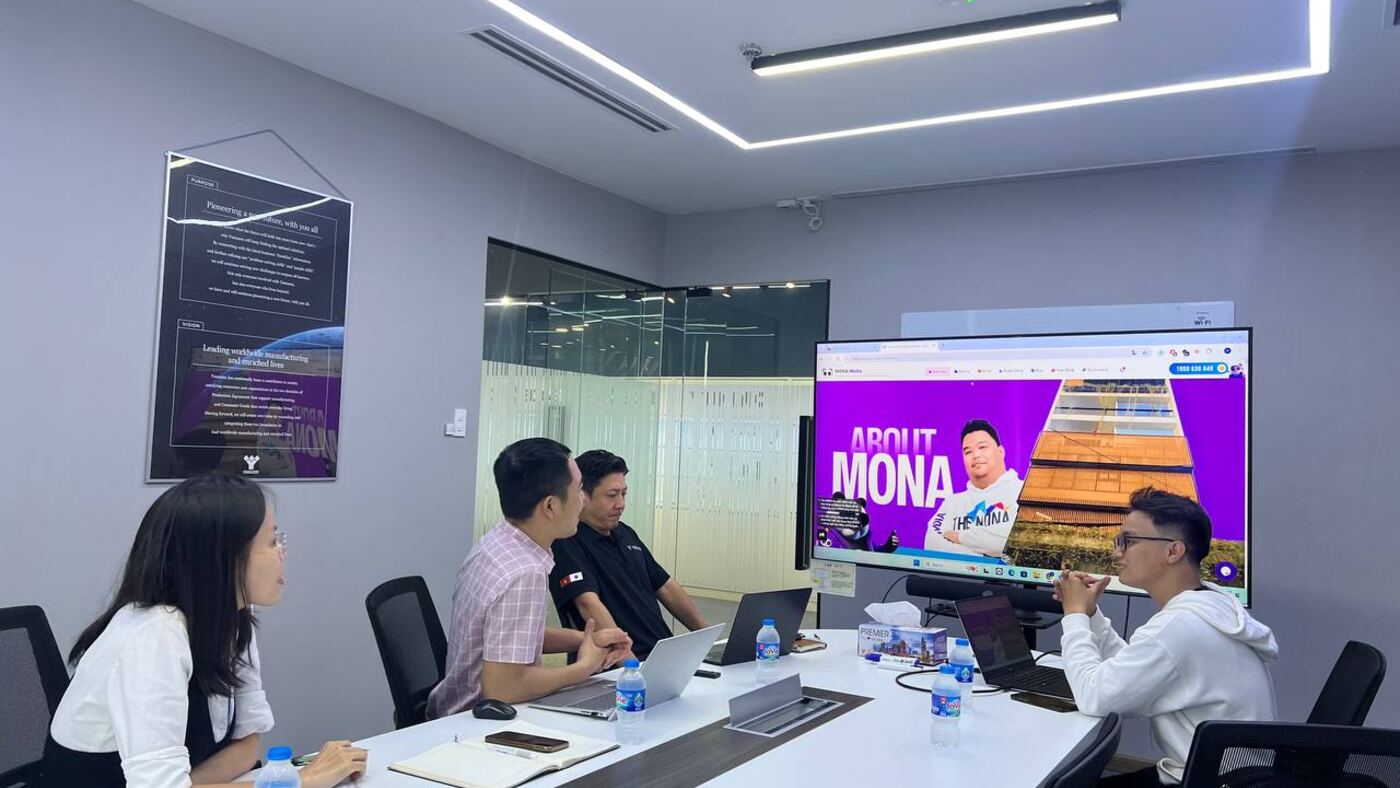 MONA thuyết trình giải pháp cho đối tác Yamazen trong phòng họp